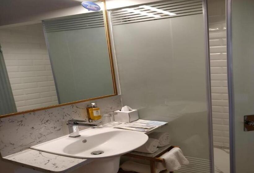 Standard Szoba Queen Size Bed, Holiday Inn Express Gurugram Sector 50, An Ihg