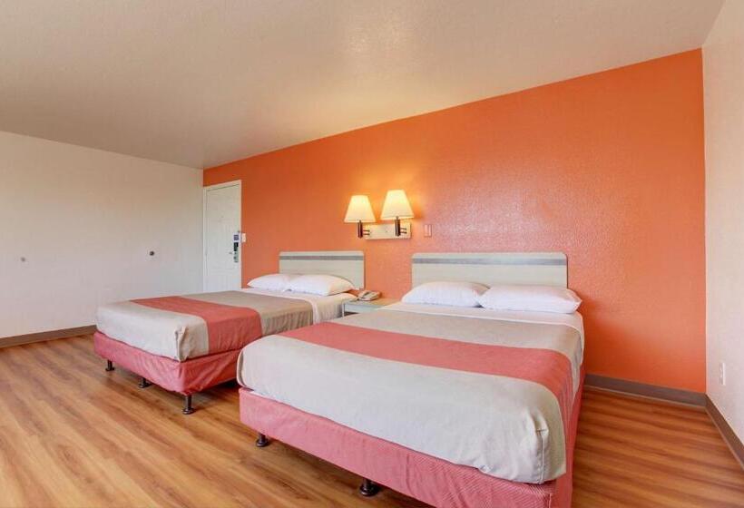 Четырехместный Номер Deluxe, Motel 6bellflower, Ca  Los Angeles
