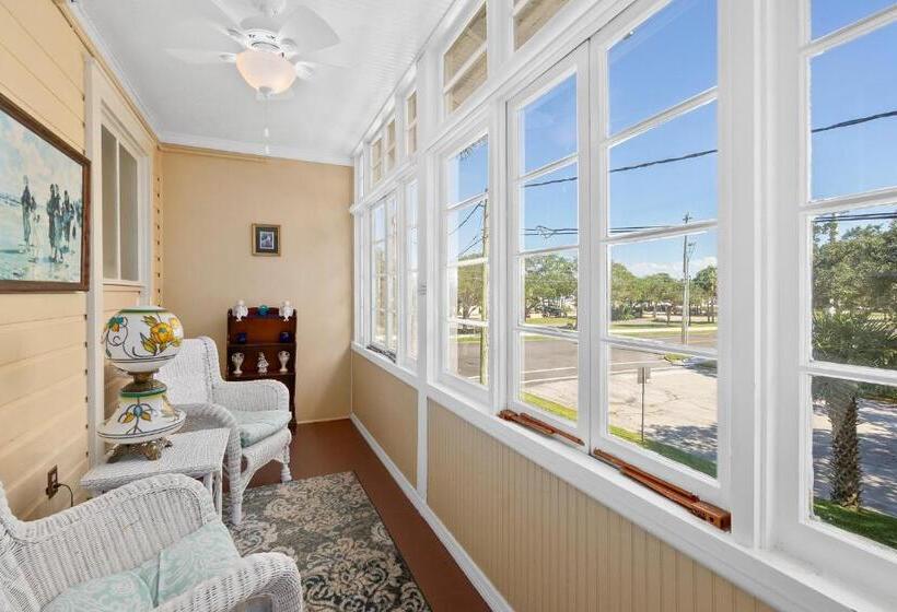 חדר דחוקס עם מיטת קינג, Golden Magnolia Marina Resort