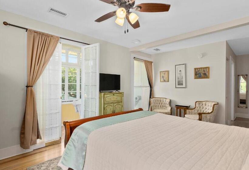 디럭스 스위트 킹 침대, Golden Magnolia Marina Resort