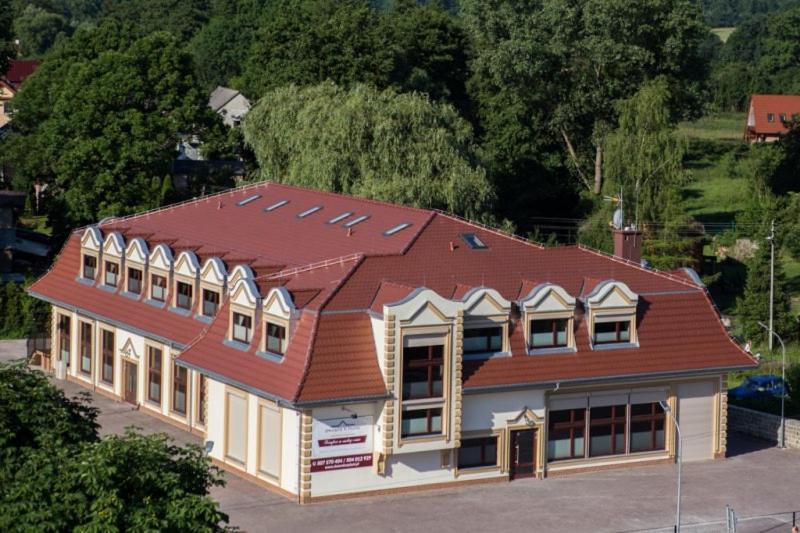 اتاق استاندارد, Dworek W Płoni