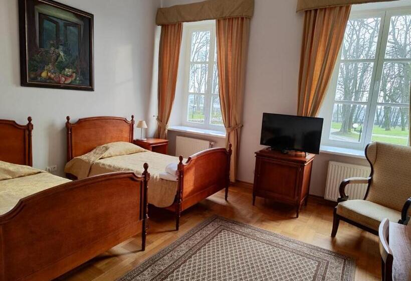 Номер Стандарт, Pałac Chojnata