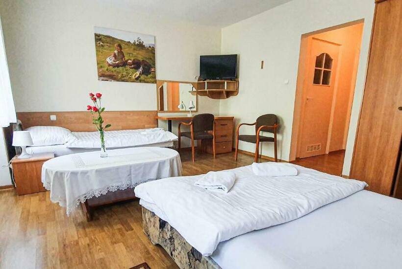 Четырехместный Номер Классик, Dworek Brodowo Restauracja Hotel Przyjęcia