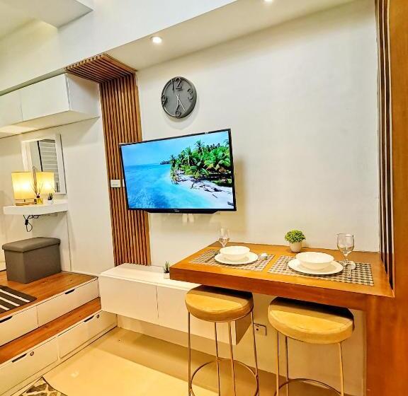 발코니가 있는 스위트, Stylish Condo Hotel Style At Fame Residences Mandaluyong