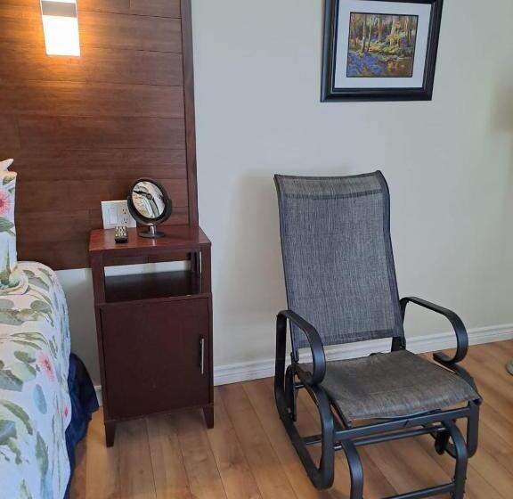 经济房, Three Island Motel