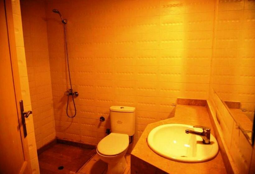 اتاق اکونومی, Zain Dive Inn