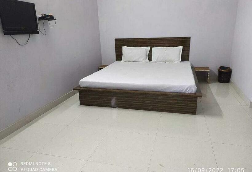 Трехместный Номер Классика, Oyo 70068  Red Velvet
