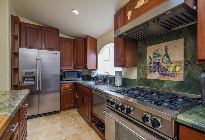 Люкс Кровать Кинг, The Vendange Carmel Inn & Suites