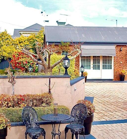کابین, Kurrajong House