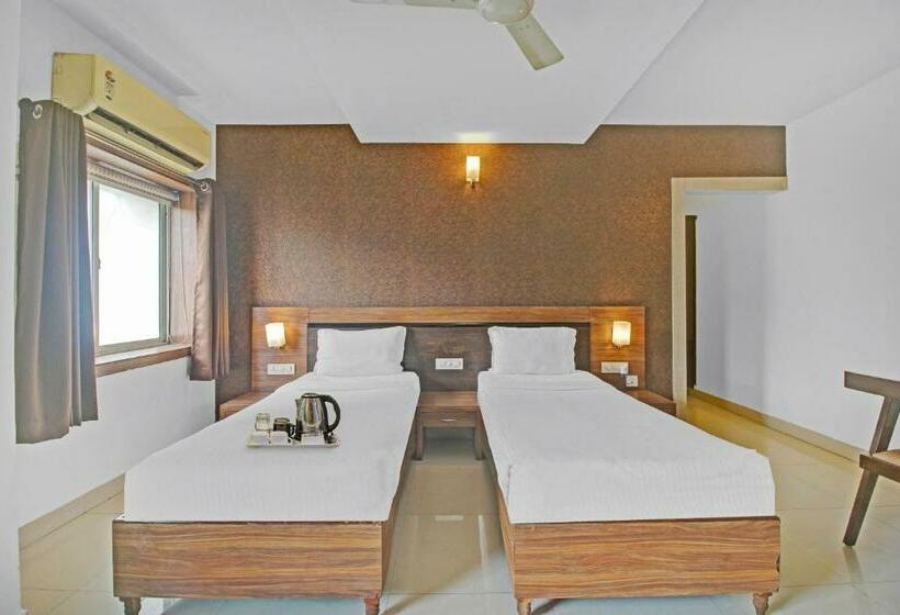 Трехместный Номер Deluxe, Super Townhouse Oak Madhapur Nera Regency