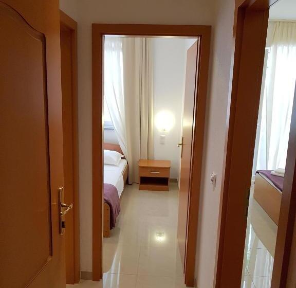 חדר לארבעה סטנדרטי עם מרפסת, Sunset Split Rooms