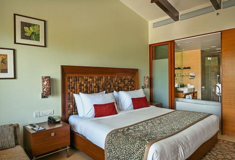 Классический Номер, Fariyas Resort, Lonavala