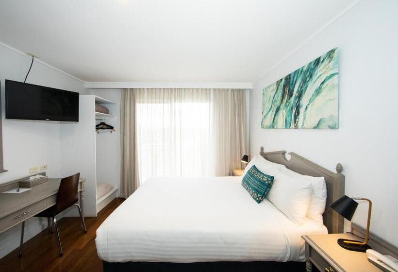 Семейный Номер, New England Motor Lodge