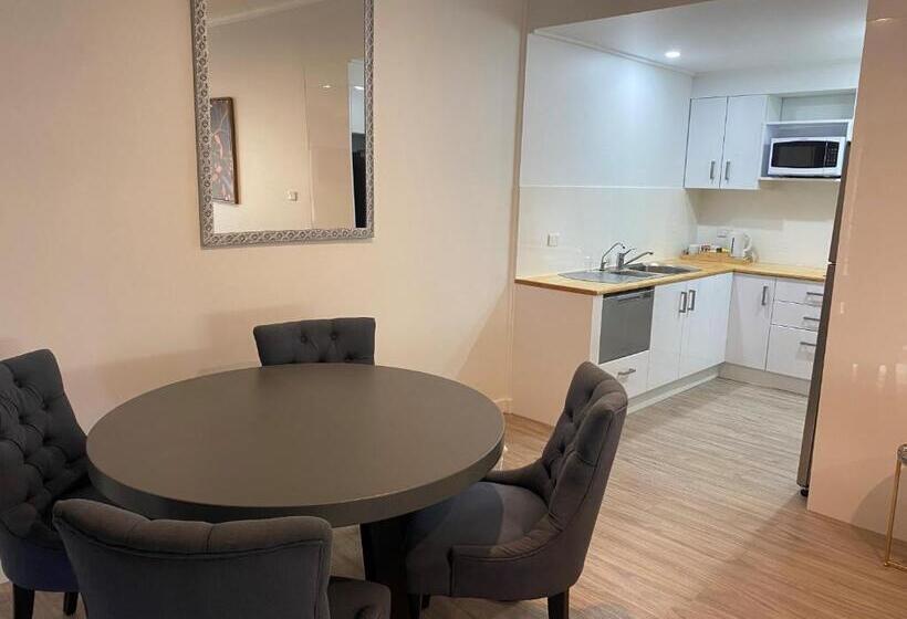 Апартаменты 3 Спальни, New England Motor Lodge