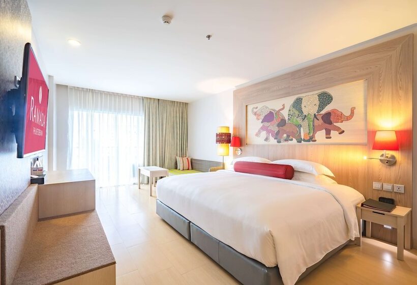 프리미엄 룸 풀장 전망, Ramada By Wyndham Phuket Deevana
