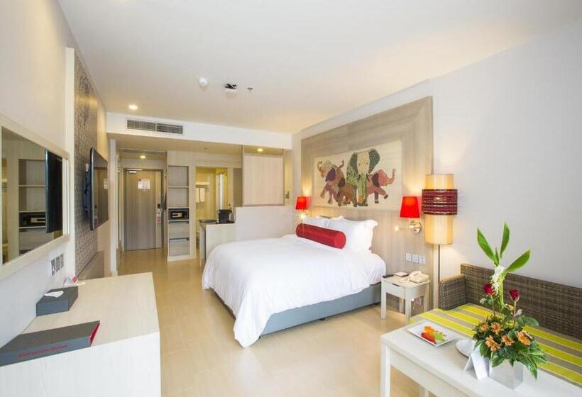 프리미엄 룸 풀장 전망, Ramada By Wyndham Phuket Deevana