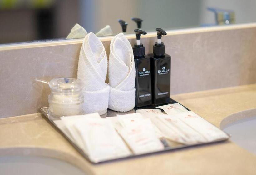 테라스 주니어 스위트, Ramada By Wyndham Phuket Deevana