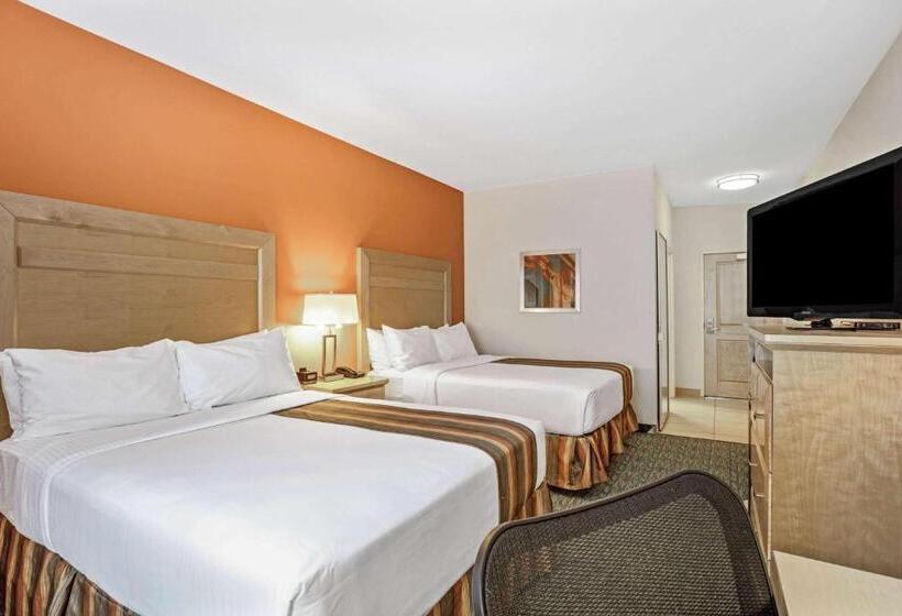 适合残疾人使用的标准间, La Quinta By Wyndham Grand Forks