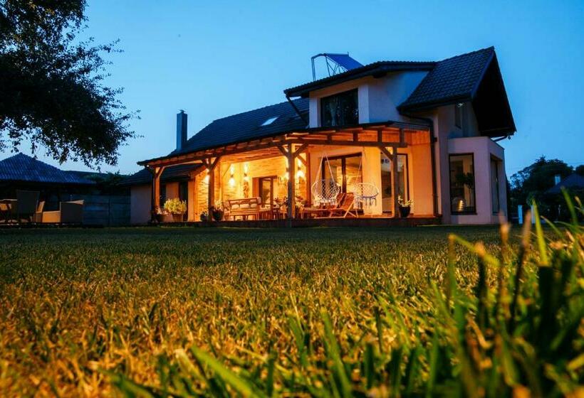 Дом 4 Спальни, Vila Casa Din Gradina