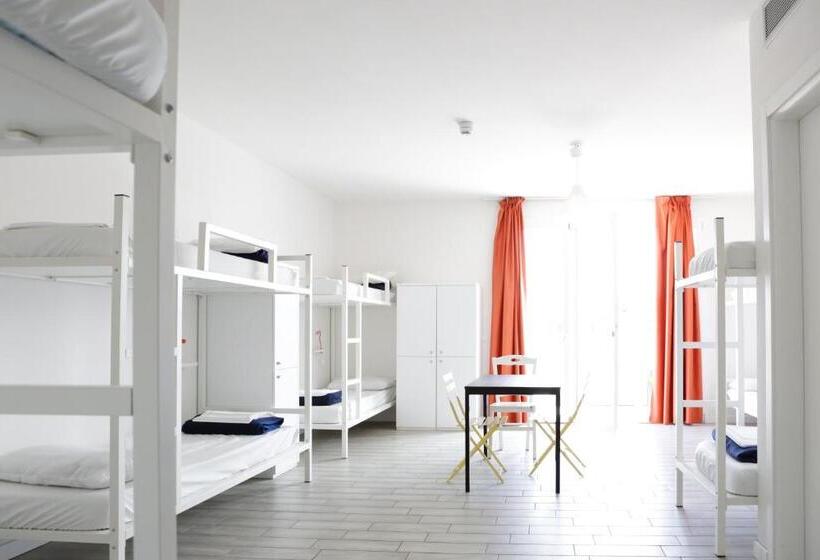 スタンダードルーム, Meet Gardalake Hostel