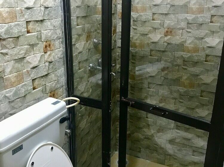 共用房间的床, Bricks And Bamboo Hostel