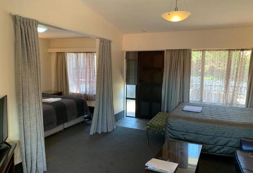 수피리어 스튜디오, 755 Regal Court Motel