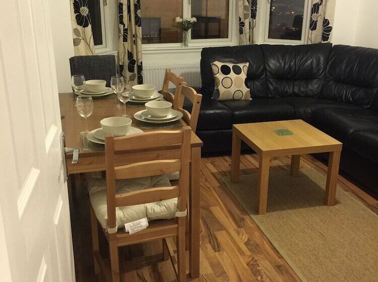 דירת שני חדרים, Haymarket Apartment