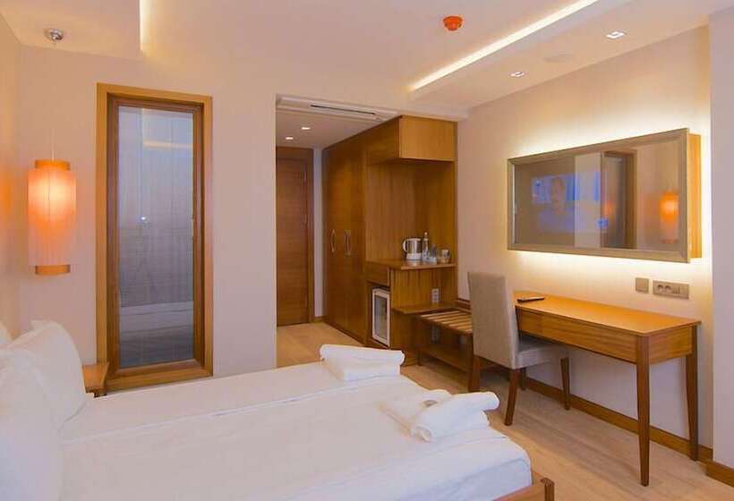 اتاق لوکس با چشم‌انداز دریا, Marisol Boutique