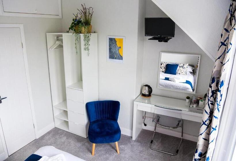 Семейный Номер, Kingsway Guesthouse   A Selection Of Single, Double And Family Rooms In A Central Location
