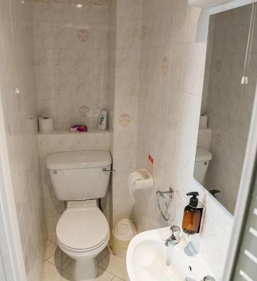Номер Стандарт, Kingsway Guesthouse   A Selection Of Single, Double And Family Rooms In A Central Location