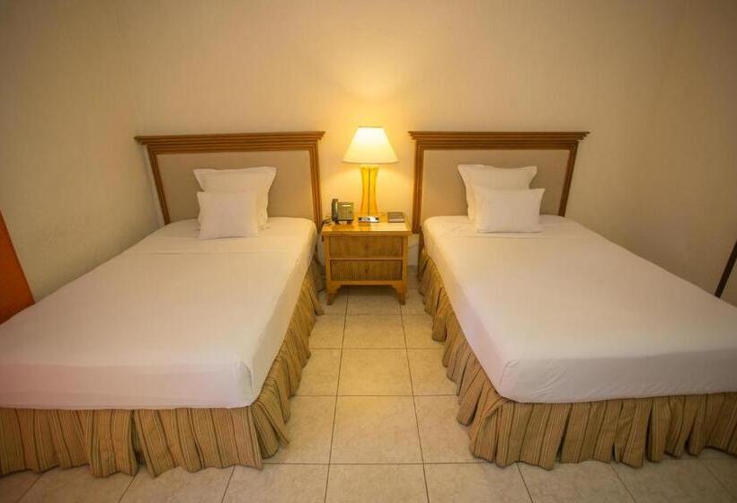اتاق لوکس سه تخته, Auberge Villa Cana