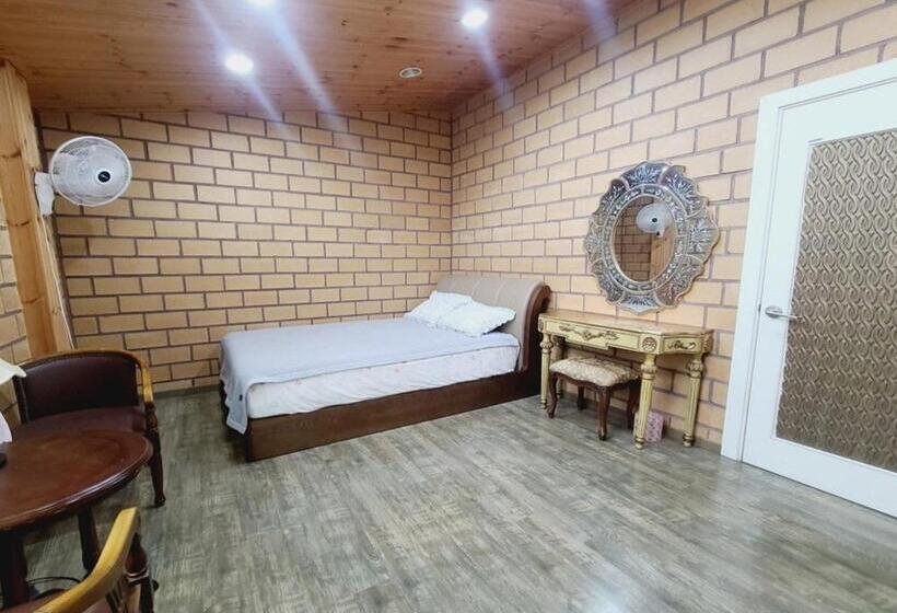 Номер Стандарт, Gapyeong Chorok Jeongwon Gyegok Dokchae Pension