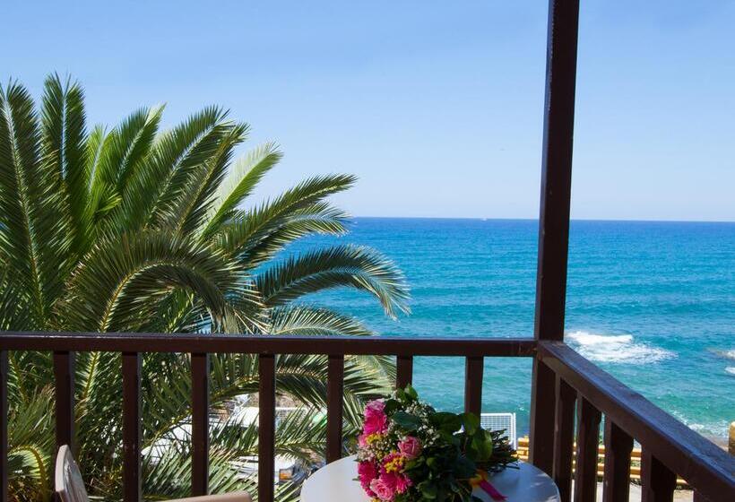 اتاق خانوادگی با چشم‌انداز دریا, Porto Greco Village Beach
