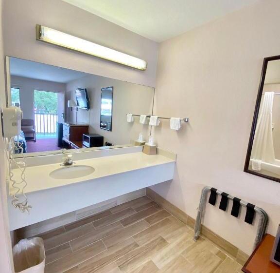 חדר דלוקס, Regency Inn