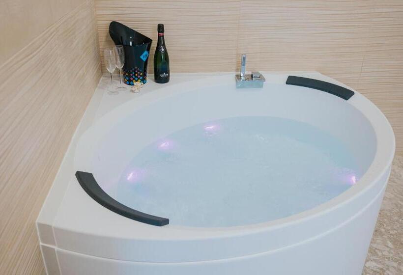 اتاق لوکس با وان آب گرم, B&b Nuovo Reale   Centro Storico