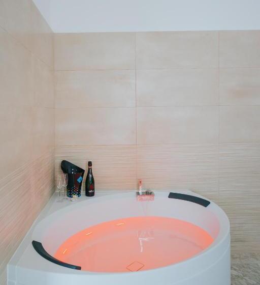 اتاق لوکس با وان آب گرم, B&b Nuovo Reale   Centro Storico