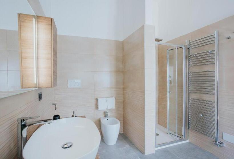 اتاق لوکس با وان آب گرم, B&b Nuovo Reale   Centro Storico