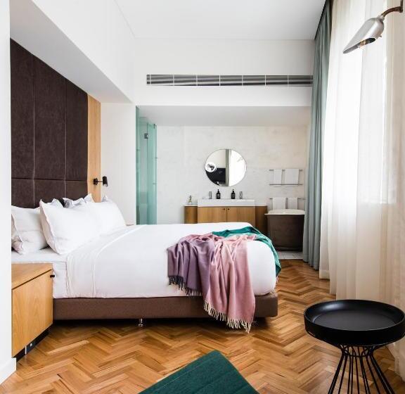 스탠다드 룸 킹사이즈 침대, The Old Clare Hotel, Independent Collection By Evt