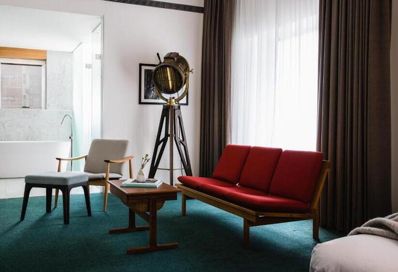 스탠다드 룸 킹사이즈 침대, The Old Clare Hotel, Independent Collection By Evt