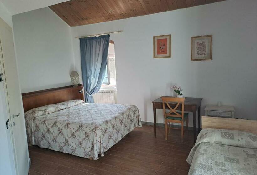 Трехместный Номер Стандарт с Балконом, B&b La Casina Rosa La Spezia