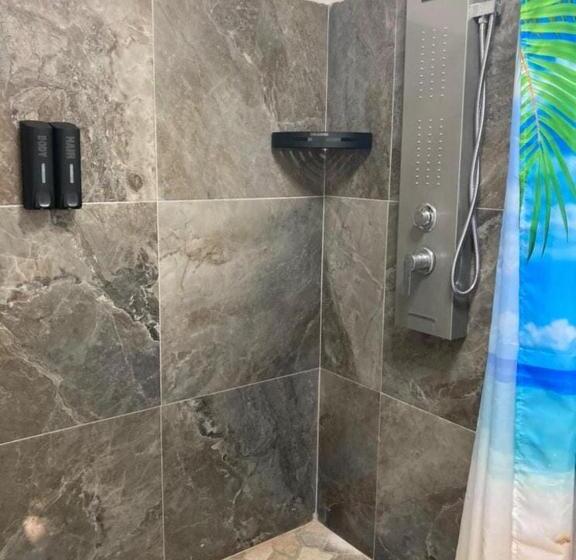 تختخواب در اتاق مشترک, Casa Breizh