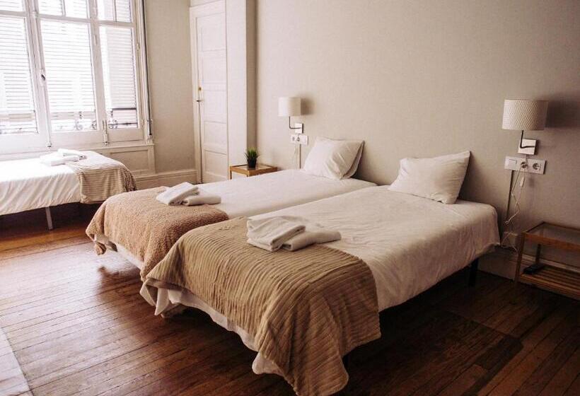 חדר סטנדרט לשלושה עם חדר אמבטיה משוף, Zentric Hostel