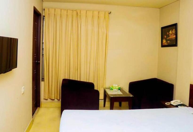 اتاق لوکس با تخت بزرگ, Royal Living Hotel & Suites