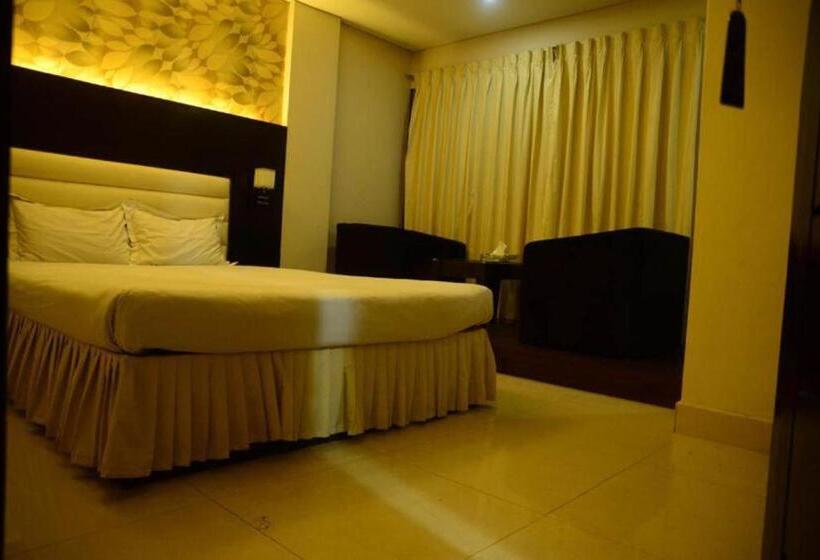 اتاق لوکس با تخت بزرگ, Royal Living Hotel & Suites