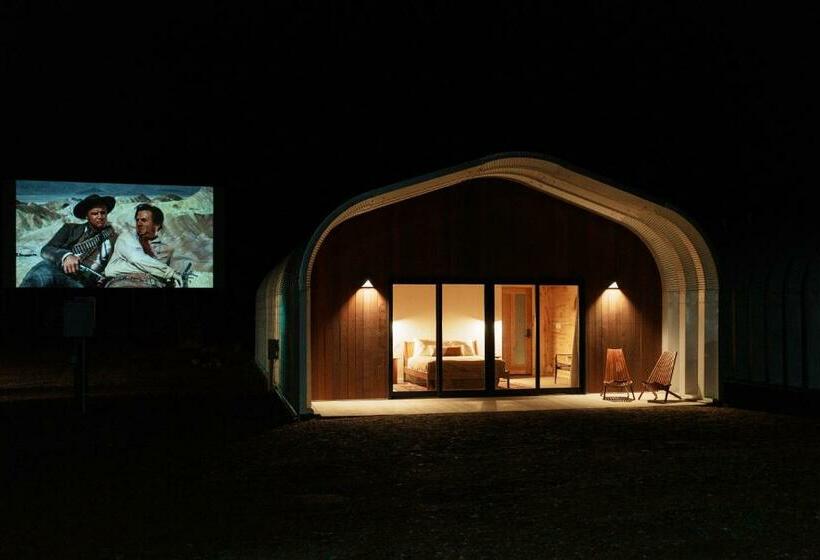 스위트, Frontier Drive Inn