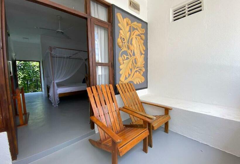 اتاق لوکس با بالکن, Rams Resort