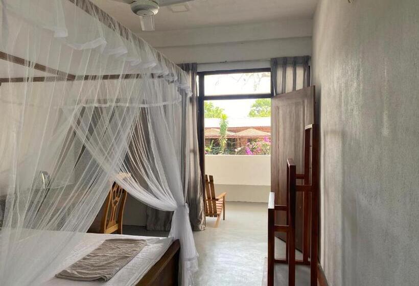 اتاق لوکس با بالکن, Rams Resort