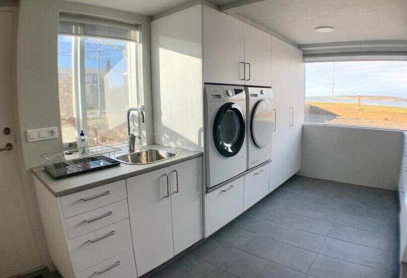 اتاق لوکس با چشم‌انداز دریا, Waterfront Fjord House