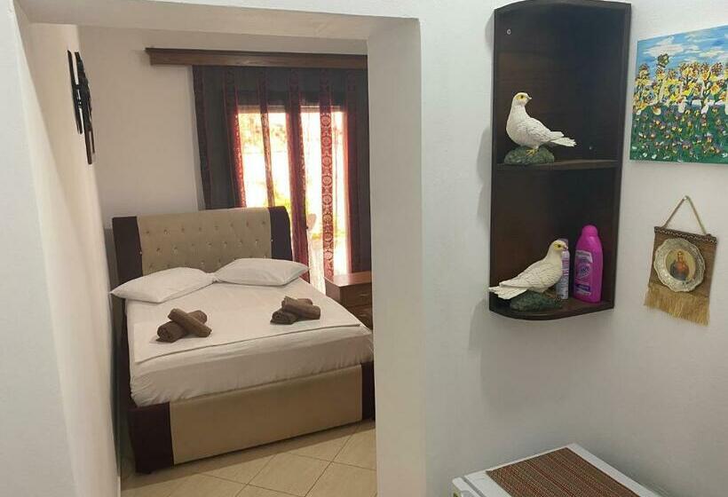اتاق ساده سه‌ نفره, Vila Avni Likometi