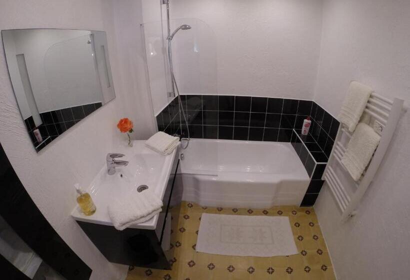 스위트 킹사이즈 침대, Maison Carles Bnb